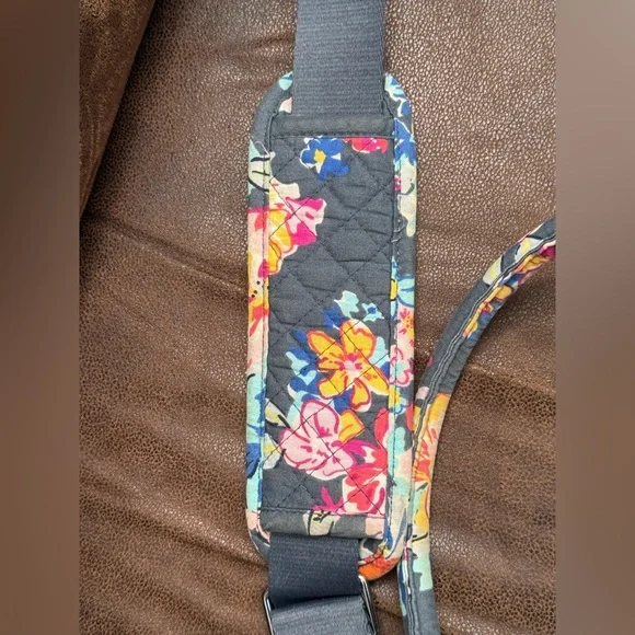 Vera Bradley Khaki Green & Floral Patterned Tote. Overnight bag - Picture 13 of 14